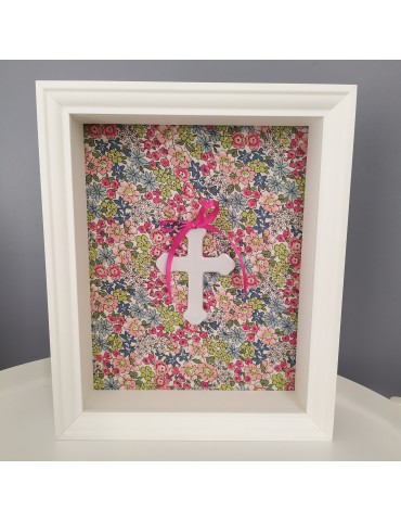 cadre blanc avec croix en céramique personnalisé fond tissu fleuris